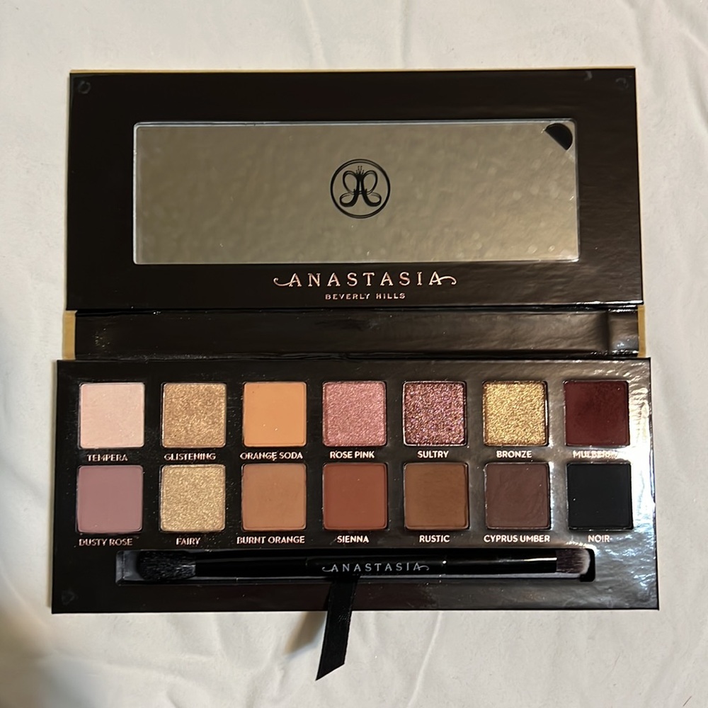 Anastasia soft glam 14 pan eyeshadow palette